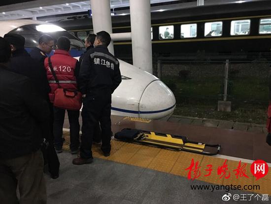 江苏：男子从镇江城际站站台站台跳下被撞身亡