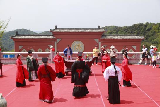 端午小长假金佛山上玩穿越，百人身着汉服“粽”动员