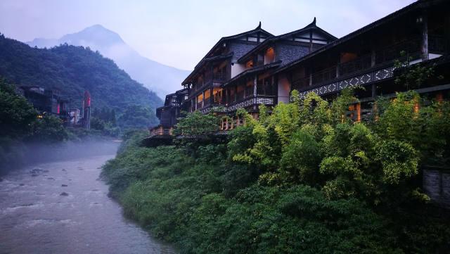 烟雨金佛山 吸引众多游客冒雨游览