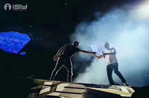 Martin Garrix与Tiësto同台演出